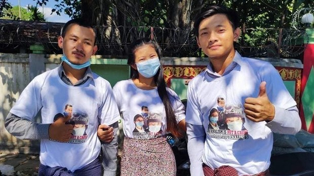 အဖမ်းခံထားရတဲ့ မြစ်ကြီးနား သတင်းထောက်တွေ ပြန်လွတ် အဖမ်းခံထားရတဲ့ မြစ်ကြီးနား သတင်းထောက်တွေ ပြန်လွတ်