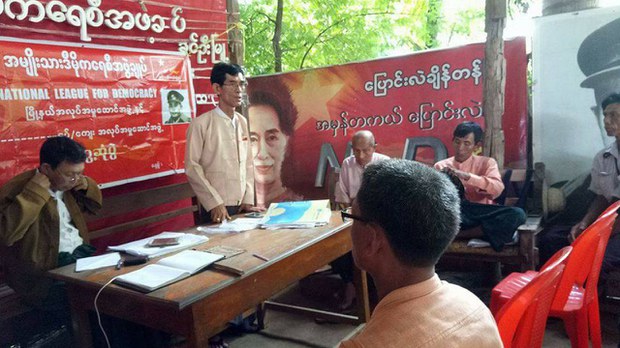 ခင်ဦး NLD လွှတ်တော်အမတ်ရဲ့ ဇနီးနဲ့သမီး ဖမ်းဆီးခံရ ခင်ဦး NLD လွှတ်တော်အမတ်ရဲ့ ဇနီးနဲ့သမီး ဖမ်းဆီးခံရ