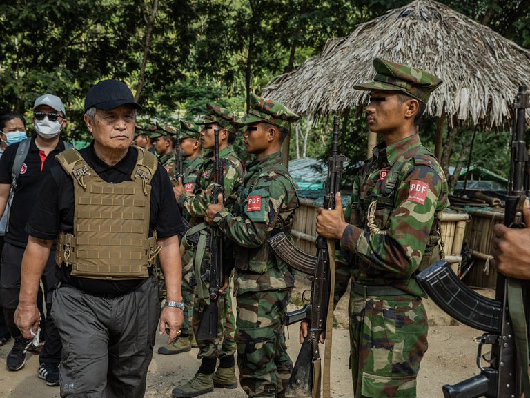 NUG ယာယီသမ္မတ ဒူဝါလရှီးလနှင့် ပြည်သူ့ကာကွယ်ရေးတပ်မတော် (PDF) တပ်ဖွဲ့ဝင်များ ၂၀၂၂ ခုနှစ်၊ မေလ ၃၀ ရက်နေ့က တွေ့ဆုံခဲ့ကြစဉ်။ (Photo: Acting President Duwa Lashi La)