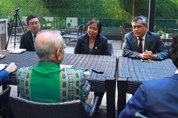 တီမောသမ္မတနဲ့ NUG ဝန်ကြီးတွေ ကုလညီလာခံပြင်ပမှာတွေ့ဆုံ တီမောသမ္မတနဲ့ NUG ဝန်ကြီးတွေ ကုလညီလာခံပြင်ပမှာတွေ့ဆုံ