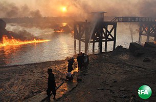 oil_carrier_fire_hlaing_river_305.jpg oil_carrier_fire_hlaing_river_305.jpg