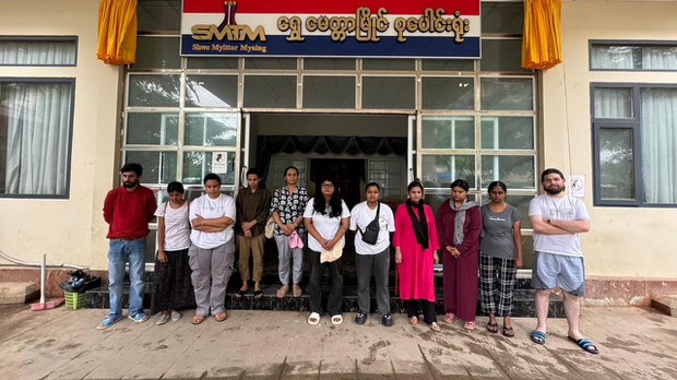 မြ၀တီက အွန်လိုင်းငွေဂိုဏ်းမှာ ပိတ်မိနေတဲ့ အိန္ဒိယနိုင်ငံသား ၁၁ ဦး ပြန်လည်လွတ်မြောက်လာ မြ၀တီက အွန်လိုင်းငွေဂိုဏ်းမှာ ပိတ်မိနေတဲ့ အိန္ဒိယနိုင်ငံသား ၁၁ ဦး ပြန်လည်လွတ်မြောက်လာ