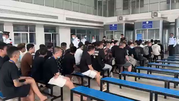 ကျားဖြန့်လုပ်ငန်းတွေက တရုတ်နိုင်ငံသား သုံးရာကို BGF ထပ်မံလွှဲပြောင်း ကျားဖြန့်လုပ်ငန်းတွေက တရုတ်နိုင်ငံသား သုံးရာကို BGF ထပ်မံလွှဲပြောင်း