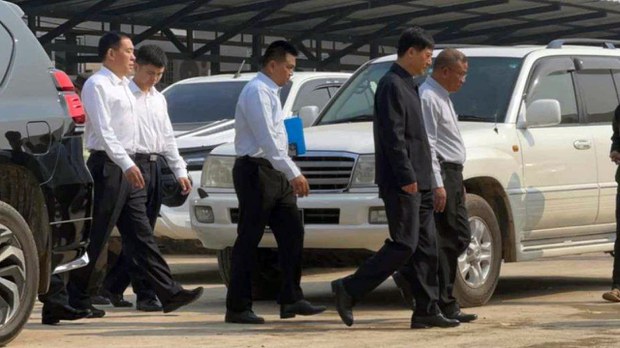 တရုတ်ဝန်ကြီး မြ၀တီ ကျားဖြန့်ဂိုဏ်းက ခေါ်ထုတ်ထားသူတွေနဲ့ တွေ့ဆုံ တရုတ်ဝန်ကြီး မြ၀တီ ကျားဖြန့်ဂိုဏ်းက ခေါ်ထုတ်ထားသူတွေနဲ့ တွေ့ဆုံ