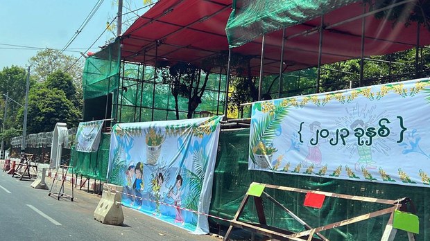 ကြည့်မြင်တိုင် ကျောင်းကြီးလမ်းကဆိုင်တွေ သင်္ကြန်မဏ္ဍပ်နဲ့နီးတယ်ဆိုပြီး ပိတ်ခိုင်း ကြည့်မြင်တိုင် ကျောင်းကြီးလမ်းကဆိုင်တွေ သင်္ကြန်မဏ္ဍပ်နဲ့နီးတယ်ဆိုပြီး ပိတ်ခိုင်း