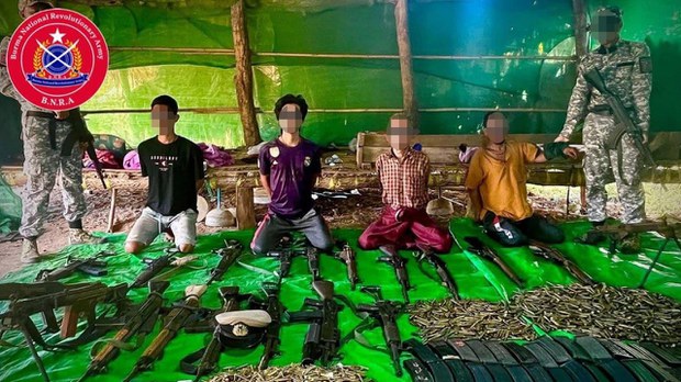 ပုလဲမြို့သိမ်းတိုက်ပွဲမှာ စစ်သုံ့ပန်း နှစ်ဆယ်ကျော် ဖမ်းမိကြောင်း တော်လှန်ရေးတပ်တွေ ပြော ပုလဲမြို့သိမ်းတိုက်ပွဲမှာ စစ်သုံ့ပန်း နှစ်ဆယ်ကျော် ဖမ်းမိကြောင်း တော်လှန်ရေးတပ်တွေ ပြော