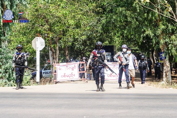 ကော့ကရိတ်မှာ လက်ပစ်ဗုံးပေါက်ကွဲပြီး ရဲတစ်ဦးသေ ကော့ကရိတ်မှာ လက်ပစ်ဗုံးပေါက်ကွဲပြီး ရဲတစ်ဦးသေ