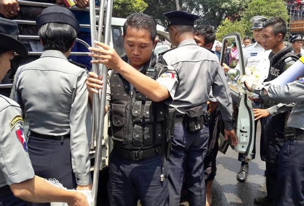 police-thingyan-620.jpg police-thingyan-620.jpg