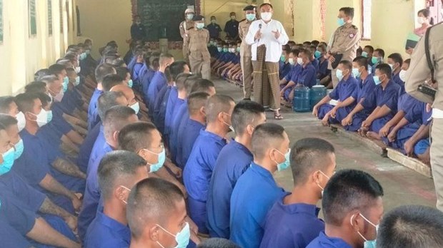 နိုင်ငံရေးအကျဥ်းသား ၁၈၀၀ နီးပါး မိသားစုနဲ့ဝေးလံတဲ့ ထောင်တွေကို ပြောင်းရွှေ့ခံရ နိုင်ငံရေးအကျဥ်းသား ၁၈၀၀ နီးပါး မိသားစုနဲ့ဝေးလံတဲ့ ထောင်တွေကို ပြောင်းရွှေ့ခံရ