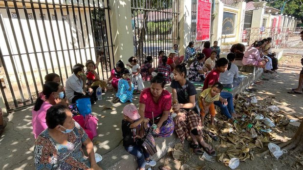 လွတ်ငြိမ်းမျှော်လင့်ချက်နဲ့ အကျဉ်းသား မိသားစုဝင်တွေ ထောင်ရှေ့မှာ လာစောင့်နေကြ လွတ်ငြိမ်းမျှော်လင့်ချက်နဲ့ အကျဉ်းသား မိသားစုဝင်တွေ ထောင်ရှေ့မှာ လာစောင့်နေကြ