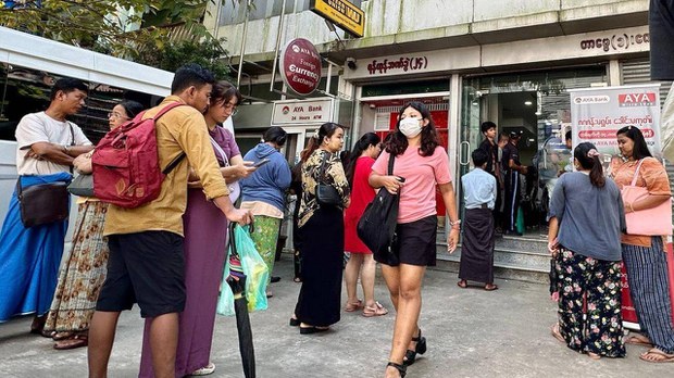 ဘဏ်ငွေထုတ်ရာမှာ ကန့်သတ်မှု ရှိနေတယ်လို့ ကိုယ်တိုင် ထုတ်ယူသူတွေပြော ဘဏ်ငွေထုတ်ရာမှာ ကန့်သတ်မှု ရှိနေတယ်လို့ ကိုယ်တိုင် ထုတ်ယူသူတွေပြော