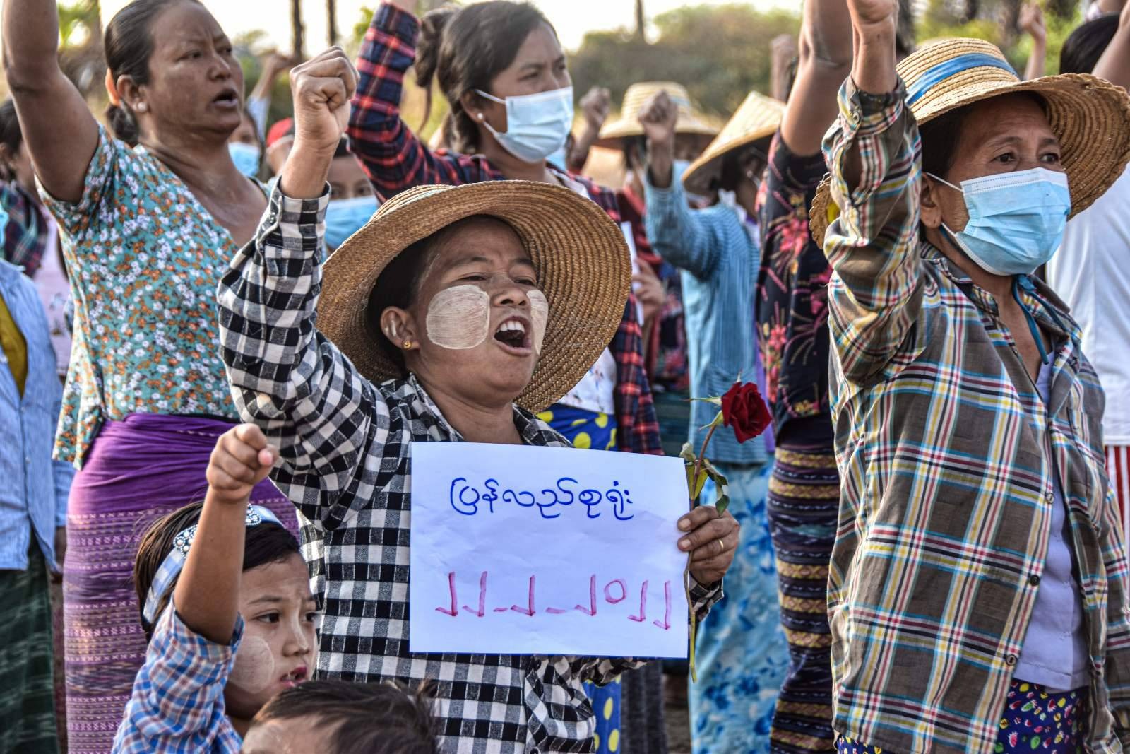 (လက်ပံတောင်းတောင်ဒေသမှာ ဖေဖော်ဝါရီ ၂၂ ရက်နေ့က ပြည်သူတွေ ဆန္ဒပြစဥ်) Photo - Black Ko