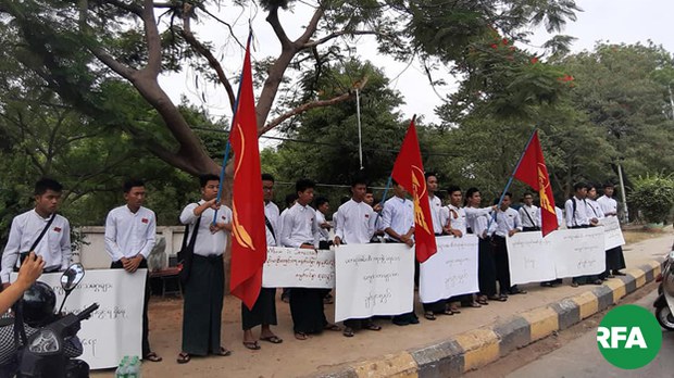 students-protest-sagaing-622.jpg students-protest-sagaing-622.jpg