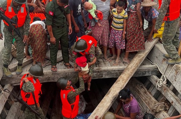 ရခိုင်ပြည်သူ ငါးသောင်းနီးပါး မုန်တိုင်းအန္တရာယ်ရှောင်ဖို့ AA ကူညီ ရခိုင်ပြည်သူ ငါးသောင်းနီးပါး မုန်တိုင်းအန္တရာယ်ရှောင်ဖို့ AA ကူညီ