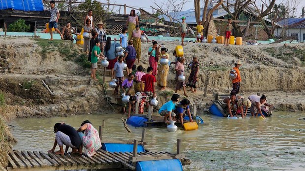 ရခိုင်နဲ့ စစ်ကိုင်းက စစ်ဘေးဒုက္ခသည်တွေ သောက်သုံးရေပြတ်လပ်မှုကြုံနေ ရခိုင်နဲ့ စစ်ကိုင်းက စစ်ဘေးဒုက္ခသည်တွေ သောက်သုံးရေပြတ်လပ်မှုကြုံနေ