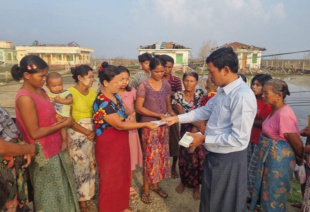 ရခိုင်မုန်တိုင်းသင့်ဒေသခံတွေကိုကူညီနေတဲ့ ပရဟိတသမား ကိုဝေဟင်အောင် ဖမ်းဆီးခံရ ရခိုင်မုန်တိုင်းသင့်ဒေသခံတွေကိုကူညီနေတဲ့ ပရဟိတသမား ကိုဝေဟင်အောင် ဖမ်းဆီးခံရ