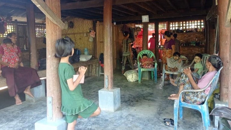 လက်ပြွတ်ကျေးရွာသို့ ထွက်ပြေးလာကြသည့် မြောက်ဦးမြို့နယ် ရွာဟောင်းတောမှ ဒေသခံများအား ၂၀၂၃ ခုနှစ်၊ ဒီဇင်ဘာလ ၂၄ ရက်နေ့က တွေ့ရစဉ်။ (Photo: Citizen Journalist)