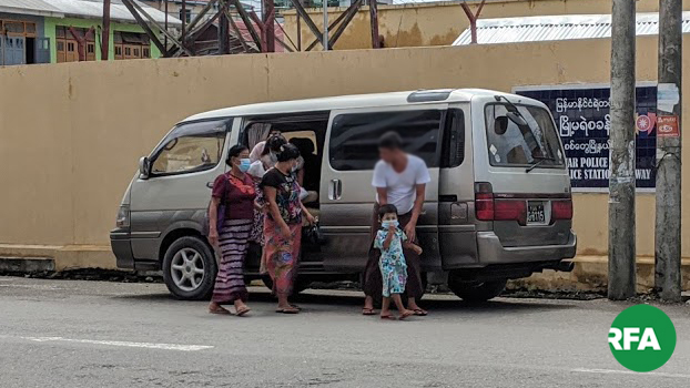 အဓမ္မပြုကျင့်ခံရမှု အရေးယူပေးဖို့ တိုင်ချက်ဖွင့်ရန် စစ်တွေမြို့မရဲစခန်းကို  ဇူလိုင်လ ၁၀ ရက်နေ့က ကာယကံရှင်အမျိုးသမီး သွားရောက်ခဲ့စဉ်။