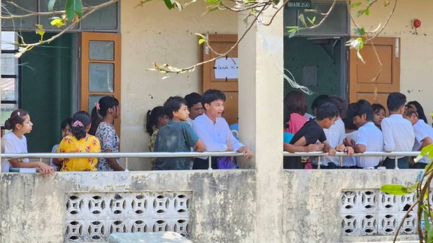 တိုက်ပွဲဖြစ်နေတဲ့ ရခိုင်မှာ စာသင်ကျောင်းအားလုံးနီးပါး ရပ်နားနေ တိုက်ပွဲဖြစ်နေတဲ့ ရခိုင်မှာ စာသင်ကျောင်းအားလုံးနီးပါး ရပ်နားနေ