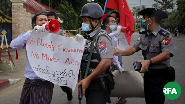 ရခိုင်မှာဆန္ဒပြလို့ ဖမ်းဆီးတရားစွဲခံထားရတဲ့ ကျောင်းသားတွေရုံးချိန်း မစစ်ဘဲထပ်မံရွှေ့ဆိုင်း ရခိုင်မှာဆန္ဒပြလို့ ဖမ်းဆီးတရားစွဲခံထားရတဲ့ ကျောင်းသားတွေရုံးချိန်း မစစ်ဘဲထပ်မံရွှေ့ဆိုင်း