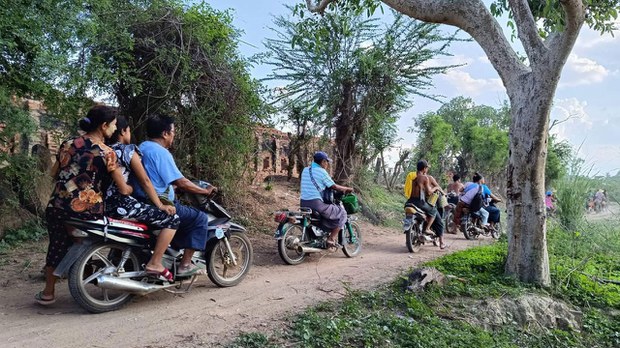 ဆားလင်းကြီးမှာ စစ်ကြောင်းဝင်လာလို့ ရွာငါးရွာက ဒေသခံ ၅၀၀၀ ကျော်ထွက်ပြေးနေရ ဆားလင်းကြီးမှာ စစ်ကြောင်းဝင်လာလို့ ရွာငါးရွာက ဒေသခံ ၅၀၀၀ ကျော်ထွက်ပြေးနေရ