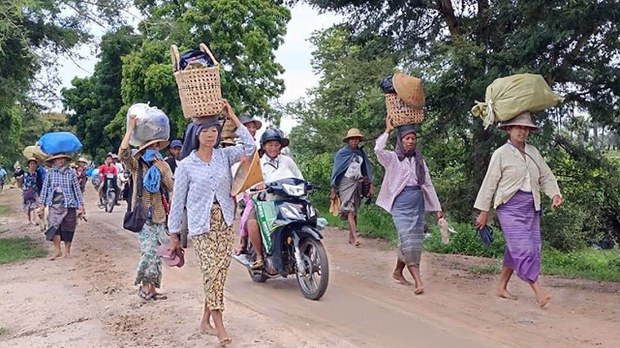 ခင်ဦးမှာ စစ်ကြောင်းထိုးလာလို့ ဒေသခံ ငါးထောင်ကျော်တိမ်းရှောင် ခင်ဦးမှာ စစ်ကြောင်းထိုးလာလို့ ဒေသခံ ငါးထောင်ကျော်တိမ်းရှောင်