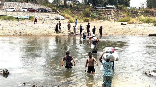 မြဝတီစစ်ဘေးဒုက္ခသည်တွေ သောင်ရင်းမြစ်ဘေးမှာ ရွက်ဖျင်တဲနဲ့ နေထိုင်နေရ မြဝတီစစ်ဘေးဒုက္ခသည်တွေ သောင်ရင်းမြစ်ဘေးမှာ ရွက်ဖျင်တဲနဲ့ နေထိုင်နေရ