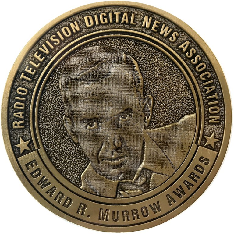 အက်ဝဒ် အာ၊ မာရိုး (Edward R. Murrow Award) သတင်းထူးချွန်ဆုတံဆိပ်။