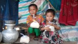 ကျောက်ဖြူမြို့က အခြေခံလူတန်းစားအချို့ ပရဟိတအကူအညီနဲ့ အလှူခံဆန်စားနေရ