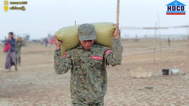 ပေါက်တောက ရိုဟင်ဂျာဒုက္ခသည်တွေကို AA က စားနပ်ရိက္ခာထောက်ပံ့ ပေါက်တောက ရိုဟင်ဂျာဒုက္ခသည်တွေကို AA က စားနပ်ရိက္ခာထောက်ပံ့