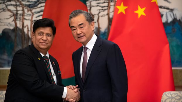 ၂ဝ၁၉ ဇူလိုင် ၅ ရက်နေ့က ဘင်္ဂလားဒေ့ရှ်နိုင်ငံခြားရေးဝန်ကြီး အဗ္ဗဒူလ်မိုမင်နှင့် တရုတ်နိုင်ငံခြားရေးဝန်ကြီး ဝမ်ယိတို့ တရုတ်နိုင်ငံ ဘေဂျင်းမြို့တွင် တွေ့ဆုံစဉ်၊ 
