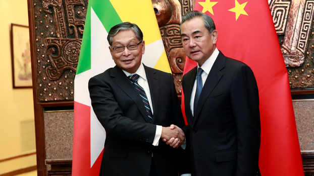 ၂ဝ၁၉ သြဂုတ်လ ၂၇ ရက်နေ့က မြန်မာနိုင်ငံတော်အတိုင်ပင်ခံရုံးဝန်ကြီး ဦးကျော်တင့်ဆွေနှင့် တရုတ်နိုင်ငံခြားရေးဝန်ကြီး ဝမ်ယိတို့ တရုတ်နိုင်ငံ ဘေဂျင်းမြို့တွင် တွေ့ဆုံစဉ်၊ 
