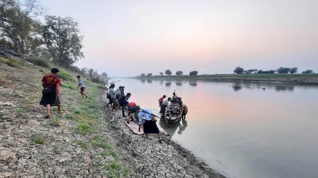 စစ်ကိုင်းနဲ့ မြင်းမူမြို့နယ်အစပ်မှာ အလောင်းနှစ်ခုထပ်တွေ့၊ သတ်ဖြတ်ခံရသူ ၁၇ ဦးရှိလာ စစ်ကိုင်းနဲ့ မြင်းမူမြို့နယ်အစပ်မှာ အလောင်းနှစ်ခုထပ်တွေ့၊ သတ်ဖြတ်ခံရသူ ၁၇ ဦးရှိလာ
