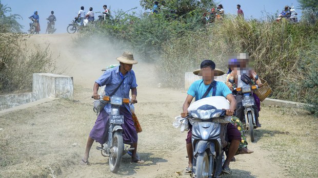 ဆားလင်းကြီးမှာ စစ်ကြောင်းထိုးလို့ တစ်ဦးသေဆုံး၊ ဒေသခံသုံးထောင်ကျော်ထွက်ပြေးနေရ ဆားလင်းကြီးမှာ စစ်ကြောင်းထိုးလို့ တစ်ဦးသေဆုံး၊ ဒေသခံသုံးထောင်ကျော်ထွက်ပြေးနေရ