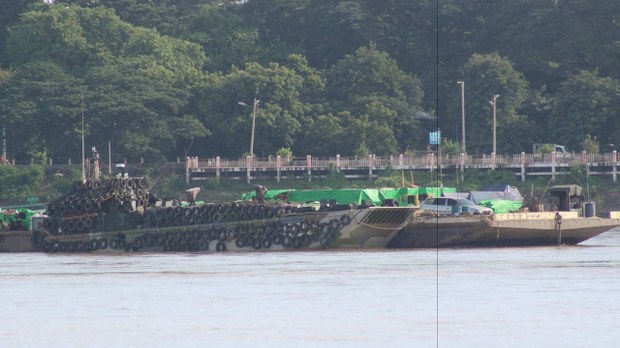 ဆားလင်းကြီးမှာ စစ်ရေယာဉ်အုပ်စုက လက်နက်ကြီးနဲ့ပစ်ခတ်လို့ ဒေသခံတွေ ထွက်ပြေးနေရ ဆားလင်းကြီးမှာ စစ်ရေယာဉ်အုပ်စုက လက်နက်ကြီးနဲ့ပစ်ခတ်လို့ ဒေသခံတွေ ထွက်ပြေးနေရ