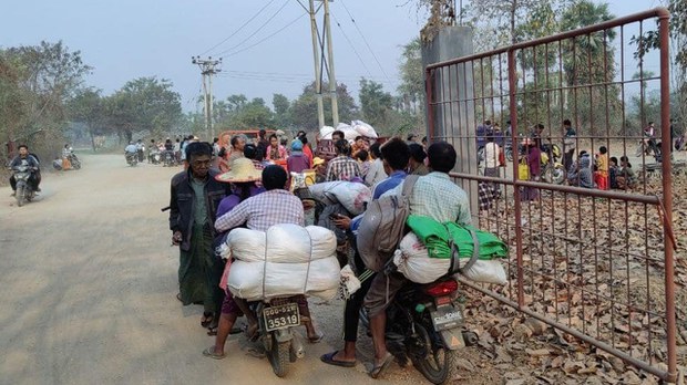 ဆားလင်းကြီးမှာ စစ်ကြောင်းထိုးလို့ ဒေသခံလေးထောင်ကျော် ထွက်ပြေးနေရ ဆားလင်းကြီးမှာ စစ်ကြောင်းထိုးလို့ ဒေသခံလေးထောင်ကျော် ထွက်ပြေးနေရ