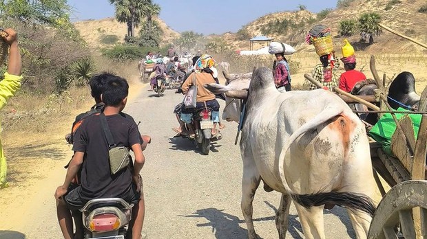စစ်ကြောင်းတွေကြောင့် ဆိပ်ဖြူ ဒေသခံ ရှစ်ထောင်နီးပါး နေရပ်ပြန်ဖို့ ခက်ခဲနေ စစ်ကြောင်းတွေကြောင့် ဆိပ်ဖြူ ဒေသခံ ရှစ်ထောင်နီးပါး နေရပ်ပြန်ဖို့ ခက်ခဲနေ