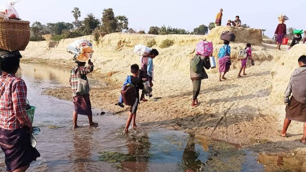 ဆိပ်ဖြူမှာ စစ်ကြောင်းထိုးလို့ ဒေသခံ တစ်သောင်းနီးပါး ထွက်ပြေး ဆိပ်ဖြူမှာ စစ်ကြောင်းထိုးလို့ ဒေသခံ တစ်သောင်းနီးပါး ထွက်ပြေး