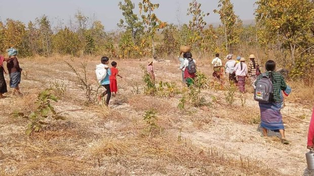 ဆိပ်ဖြူမှာ စစ်ကြောင်းထိုးလို့ ဒေသခံ ငါးထောင်ကျော် ထွက်ပြေးနေရ ဆိပ်ဖြူမှာ စစ်ကြောင်းထိုးလို့ ဒေသခံ ငါးထောင်ကျော် ထွက်ပြေးနေရ