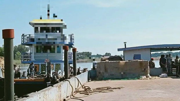 ချင်းတွင်းမြစ်ထဲမှာ စစ်တပ်ပိုင် သင်္ဘောနှစ်စီး ဖမ်းဆီးခံထားရ ချင်းတွင်းမြစ်ထဲမှာ စစ်တပ်ပိုင် သင်္ဘောနှစ်စီး ဖမ်းဆီးခံထားရ