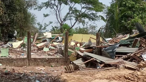 မှော်ဘီလေတပ်အနီးက နေအိမ် ၁၀၀ ကျော် အင်အားသုံးဖယ်ရှားခံရ မှော်ဘီလေတပ်အနီးက နေအိမ် ၁၀၀ ကျော် အင်အားသုံးဖယ်ရှားခံရ