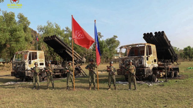 မင်းပြားမြို့က စစ်ကောင်စီတပ်ရင်းလိုက် အလံဖြူထောင်လက်နက်ချတဲ့ ရုပ်သံထွက်ပေါ် မင်းပြားမြို့က စစ်ကောင်စီတပ်ရင်းလိုက် အလံဖြူထောင်လက်နက်ချတဲ့ ရုပ်သံထွက်ပေါ်
