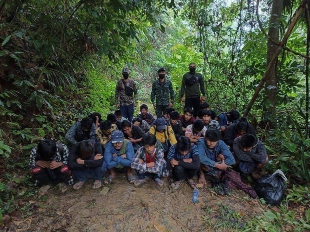 တရားမဝင် မြန်မာအလုပ်သမား ၂၉ ဦးနဲ့ လူပွဲစားတွေကို ထိုင်းရဲဖမ်းဆီး တရားမဝင် မြန်မာအလုပ်သမား ၂၉ ဦးနဲ့ လူပွဲစားတွေကို ထိုင်းရဲဖမ်းဆီး