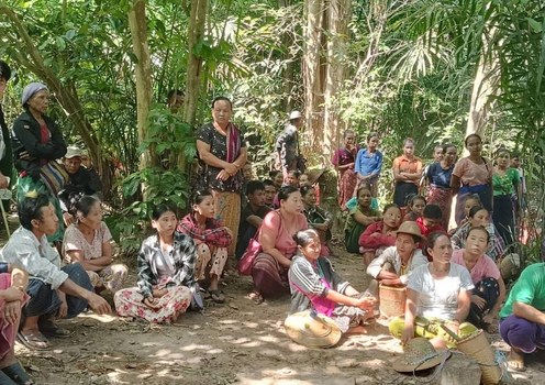 စစ်ဘေးဒုက္ခသည်များကို တွေ့မြင်ရစဉ်။ Photo: Karen Peace Support Network