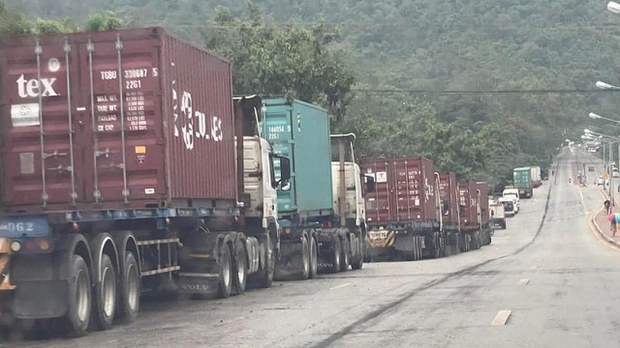 ထိုင်း-မြန်မာနယ်စပ် ဘုရားသုံးဆူဂိတ် ပိတ်လိုက်တာကြောင့် ကုန်ကားတစ်ရာခန့်ပိတ်မိနေ ထိုင်း-မြန်မာနယ်စပ် ဘုရားသုံးဆူဂိတ် ပိတ်လိုက်တာကြောင့် ကုန်ကားတစ်ရာခန့်ပိတ်မိနေ