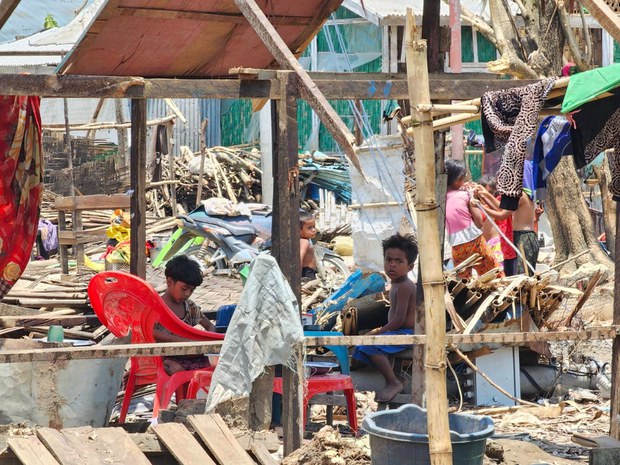 မုန်တိုင်းသင့် သက္ကေပြင်ရိုဟင်ဂျာဒုက္ခသည်စခန်း ကိုယ်ထူကိုယ်ထ ပြန်ပြင်နေရ