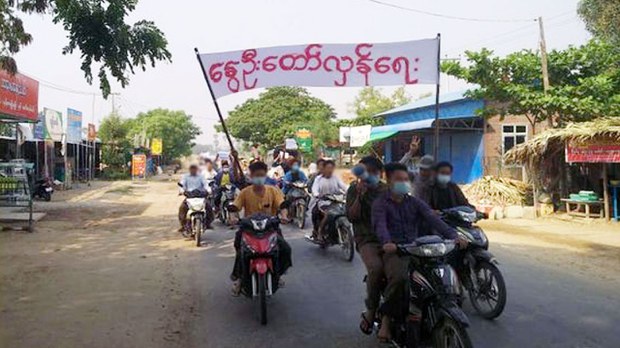 ပေါက်မြို့နယ် သပြေရေရွာက ဈေးသည်တစ်ဦး သေနတ်နဲ့ပစ်သတ်ခံရ ပေါက်မြို့နယ် သပြေရေရွာက ဈေးသည်တစ်ဦး သေနတ်နဲ့ပစ်သတ်ခံရ