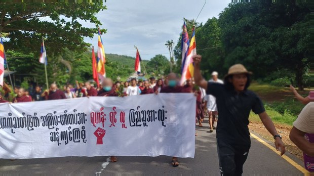 သရက်ချောင်းမှာ သံဃာတော်တွေ ဦးဆောင်ချီတက် ဆန္ဒပြ သရက်ချောင်းမှာ သံဃာတော်တွေ ဦးဆောင်ချီတက် ဆန္ဒပြ