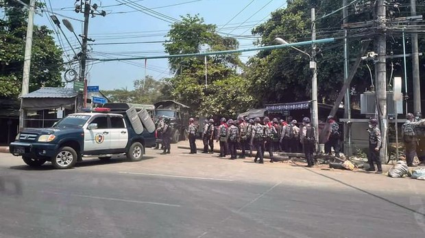 သုဝဏ္ဏ ရန်ကုန်သစ်မှာ စစ်တပ်နဲ့ရဲတို့က အင်အားသုံးဖမ်းဆီးနေ သုဝဏ္ဏ ရန်ကုန်သစ်မှာ စစ်တပ်နဲ့ရဲတို့က အင်အားသုံးဖမ်းဆီးနေ