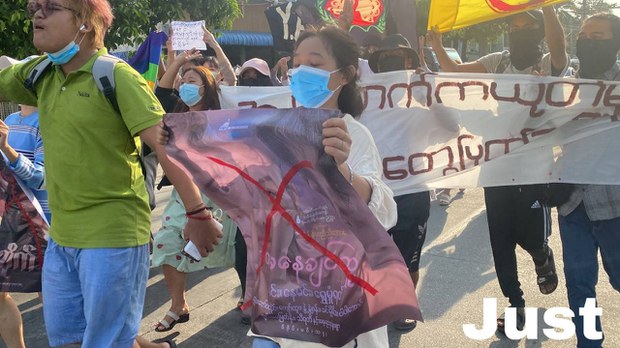 ရန်ကုန်မှာ ဆန္ဒပြလူငယ် အမျိုးသမီးသုံးဦး ရဲကားနဲ့တိုက် ဖမ်းဆီးခံရ